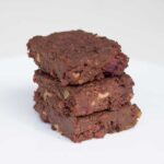 Buraczane brownie z masłem konopnym