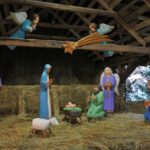 Toruń jak się okazuje słynie nie tylko z wybornych pierników i kultowego Radia Maryja. Ostatnio rozgłos miastu zrobili dwaj bardzo rozrywkowi kolędnicy. Dlaczego rozrywkowi? A dlatego, że odwiedzili bożonarodzeniową szopkę na toruńskim Rynku Nowomiejskim i postanowili w niej nie tylko kolędować, ale też porządnie się zjarać!