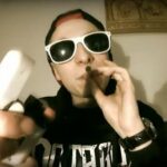 21 letni raper Filip J. został zatrzymany za posiadanie marihuany. Brat byłego zastępcy Zbigniewa Ziobry, a w tej chwili europosła Solidarnej Polski pokazał, że w bardziej banalny sposób chyba już się nie da wpaść z konopiami. Policjanci zatrzymali brata Patryka Jakiego gdy przechodził wraz z kolegą w niedozwolonym miejscu przez jedną z warszawskich ulic!