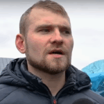 Policjanci szukali u niego narkotyków, broni traktując go jak przestępcę. Mowa o 29 -letnim Patryku – rolniku z gminy Biłgoraj, który uprawiał zupełnie legalne w Polsce konopie włókniste. Do mundurowych nie docierało, że ma wszelkie pozwolenia na ich uprawę. Efekt? Nie dość, że skonfiskowali i zniszczyli jego zeszłoroczne plony to jeszcze zepsuli mu reputację.