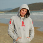 Tomasz Bajer - czyli „Laska” – „syn króla sedesów”, jarającego blanty i uwielbiającego Tony Halika ma się dziś dobrze i wspomina między innymi o paleniu marihuany na filmowym planie.