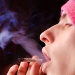 Używanie marihuany przez nastolatków naraża ich w przyszłości na uzależnienie się od kokainy. Tak wynika z badań przeprowadzonych przez naukowców z Columbia University i włoskiego Uniwersytetu w Cagliari. Przeprowadzili oni badania na poziomie molekularnym obserwując jak wczesne wystawienie się na działanie marihuany może wpłynąć na późniejszą reakcję mózgu w kontakcie z kokainą.