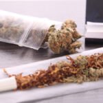 Chociaż dotychczas palących papierosy uważano za grupę ryzyka w pandemii koronawirusa, to z najnowszych obserwacji i badań wynika, że palaczy nikotyny jest najmniej wśród pacjentów chorych na COVID-19.