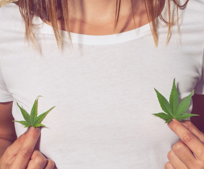 Więcej alkoholu, więcej pornografii w sieci i jeszcze więcej marihuany. To reakcja amerykanów, którzy z powodu epidemii koronawirusa przybywają w domu. Do tego w nadmiarze dochodzą jeszcze gry video, filmy na Netflix oraz objadanie się fast foodami.