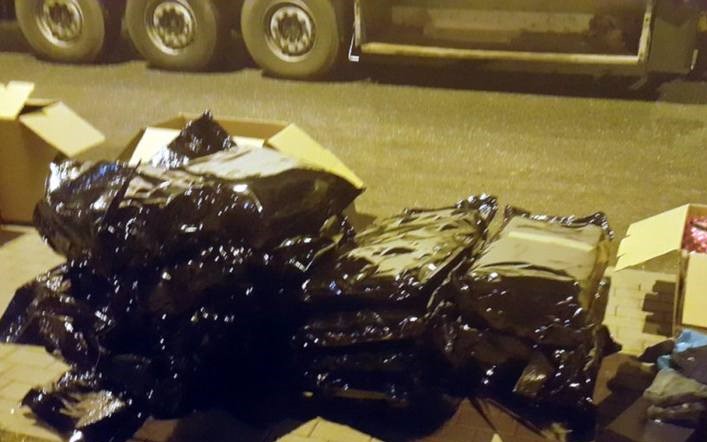 Trzy osoby zostały oskarżone przez Prokuraturę Krajową między innymi za przemyt z Hiszpanii do Polski 95 kg marihuany. To pokłosie trwającego od 2018 roku śledztwa. Transport marihuany z mandarynkami przejęli funkcjonariusze Centralnego Biura Śledczego Policji. Wartość zioła wyceniono na 3,8 mln zł!