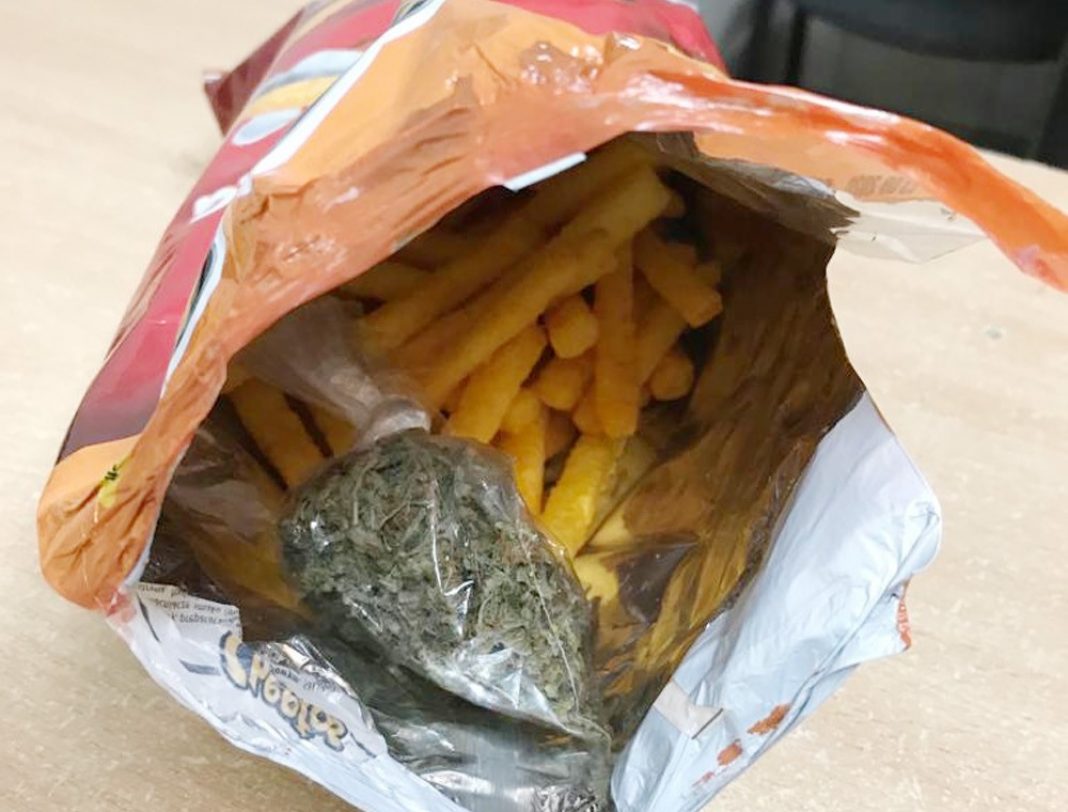 Czegoś takiego nie zaproponował jeszcze żaden z producent chipsów w Polsce. Jak wiadomo w paczkach z chipsami można było znaleźć znaczki z Pokemonami, naklejki, ale nie marihuanę. Jednak opakowanie Cheetos z taką zawartością kupił 31 letni mieszkaniec warszawskiego Ursynowa.