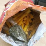 Czegoś takiego nie zaproponował jeszcze żaden z producent chipsów w Polsce. Jak wiadomo w paczkach z chipsami można było znaleźć znaczki z Pokemonami, naklejki, ale nie marihuanę. Jednak opakowanie Cheetos z taką zawartością kupił 31 letni mieszkaniec warszawskiego Ursynowa.