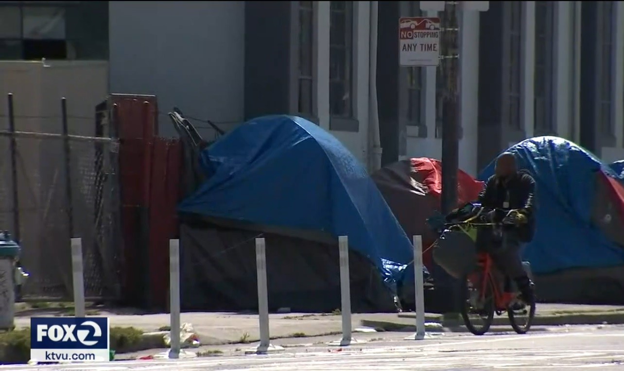 Pokoje, alkohol, marihuana, metadon i inne środki odurzające zapewniają osobom bezdomnym urzędnicy z San Francisco. To odpowiedź na pandemię koronawirusa i sposób na to, żeby uzależnione osoby bezdomne nie zarażały siebie i innych.