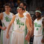 Podczas rozgrywek żyją bez rodzin i przyjaciół, izolowani w bańce na Florydzie. Dla zawodników NBA to naprawdę duże wyzwanie psychiczne i życie w świecie Disneya im tego absolutnie nie rekompensuje. Dlatego władze NBA zniosły testy na marihuanę. Efekt? Koszykarze zastanawiają się w jaką ilość zioła powinni się zaopatrzyć na czas rozgrywek.