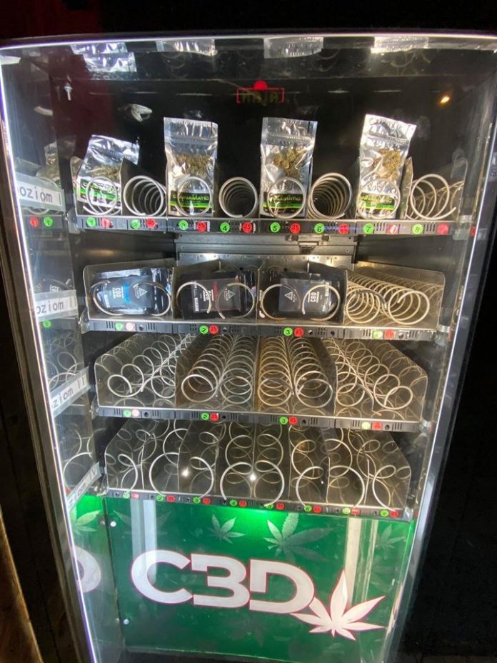 Susz czy gotowy do jarania joint? Takie pytanie nasuwa się na ulicach Tychów (woj. śląskie) gdzie pojawiły się pierwsze vendingowe automaty. Można w nich kupować legalne produkty z konopi siewnych.