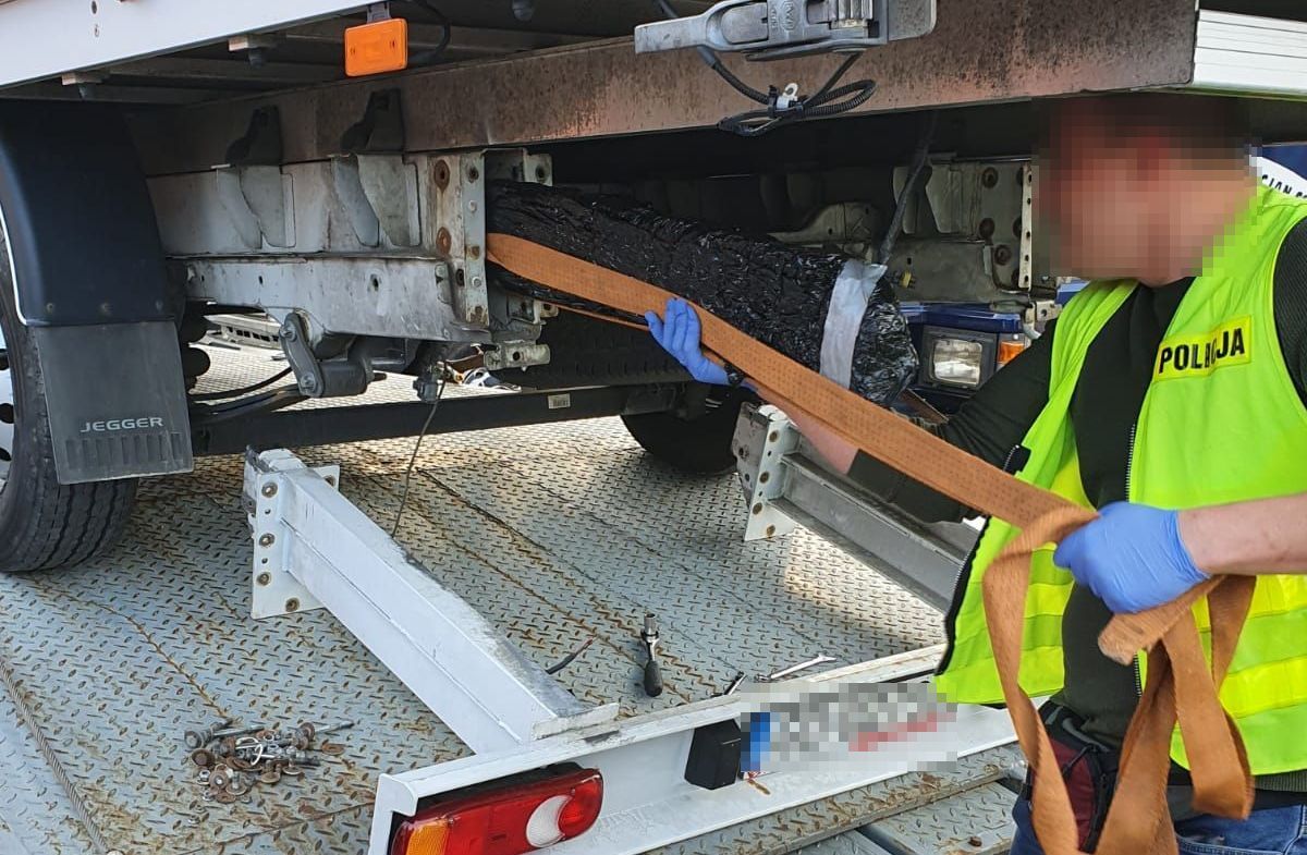 Uprawiane w ciepłym, południowym klimacie zioło uprzyjemniłoby zapewne wielu osobom jesienne wieczory nad Wisłą. Jednak 5 kilogramów konopi indyjskich, które z Hiszpanii do Polski próbował przewieźć 49 latek zostało przejęte przez mundurowych. Marihuanę dobrze ukrytą w ramie samochodu wywąchał czujny pies Edek.