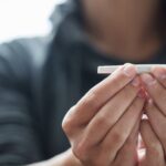 Do bardzo nietypowego zdarzenia doszło w jednym z komisariatów. Pojawił się w nim 22 latek, który oznajmił, że ma przy sobie zioło i chce zostać zatrzymany. Incydent miał miejsce w Kozienicach (woj. mazowieckie).