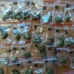 Dla 42 letniego kierowcy i 20 letniego pasażera toyoty wszystko zakończyłoby się jedynie mandatem za wykroczenie. Zakończyłoby się, gdyby pasażer nie zachowywał się nerwowo podczas kontroli drogówki. W efekcie 20 latek został przewieziony do komisariatu. Znaleziono u niego zioło i trafił do policyjnej celi.