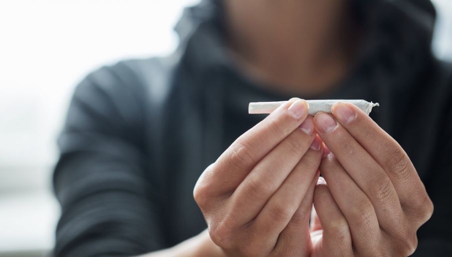 Do bardzo nietypowego zdarzenia doszło w jednym z komisariatów. Pojawił się w nim 22 latek, który oznajmił, że ma przy sobie zioło i chce zostać zatrzymany. Incydent miał miejsce w Kozienicach (woj. mazowieckie).