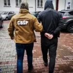 Było ich trzech. Uprawiali konopie indyjskie w wynajmowanym domu na terenie Niemiec, należącym do Polaka. Plantację, na której hodowali 300 krzewów zlikwidowały niemieckie służby. Trzej mężczyźni postanowili obciążyć poniesionymi stratami z nieudanej uprawy właściciela domu. Wyłudzili od niego w sumie 85 tys. euro.