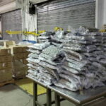 To była losowa kontrola przesyłek handlowych, w wyniku której funkcjonariusze urzędu celnego i ochrony granicznej z Lewiston Cargo Facility w Buffalo przejęli 424 kg marihuany! Tym razem pod lupą celników były przesyłki z akcesoriami telefonicznymi. Ku ich zdziwieniu zamiast w ładunku z elektroniką znaleźli naprawdę dużo zioła.