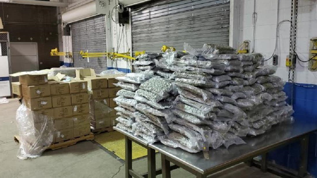 To była losowa kontrola przesyłek handlowych, w wyniku której funkcjonariusze urzędu celnego i ochrony granicznej z Lewiston Cargo Facility w Buffalo przejęli 424 kg marihuany! Tym razem pod lupą celników były przesyłki z akcesoriami telefonicznymi. Ku ich zdziwieniu zamiast w ładunku z elektroniką znaleźli naprawdę dużo zioła.