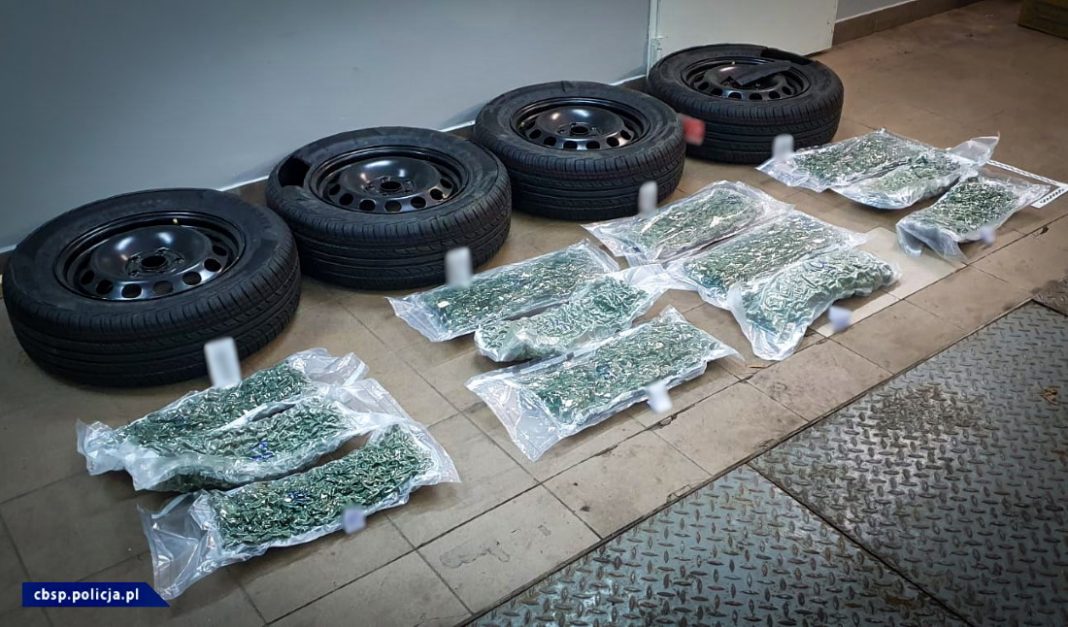 W sumie 7 kilogramów marihuany ukrytych w kołach samochodowych próbowali przemycić czterej mężczyźni z Hiszpanii do Polski. Próbowali, ale towar przejęli funkcjonariusze CBŚP z Białegostoku i Nadbużańskiego Oddziału Straży Granicznej.