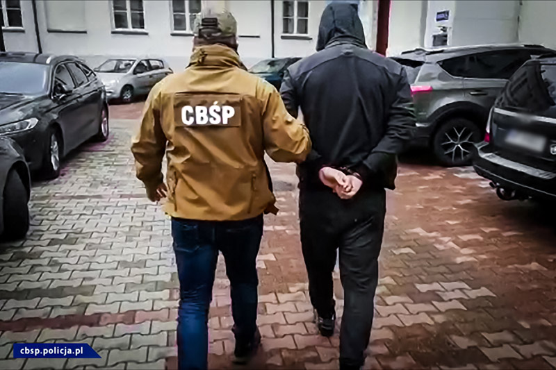 Było ich trzech. Uprawiali konopie indyjskie w wynajmowanym domu na terenie Niemiec, należącym do Polaka. Plantację, na której hodowali 300 krzewów zlikwidowały niemieckie służby. Trzej mężczyźni postanowili obciążyć poniesionymi stratami z nieudanej uprawy właściciela domu. Wyłudzili od niego w sumie 85 tys. euro.