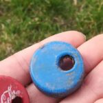 W gąszczu śmieci zalegających na chodnikach i trawnikach Olsztyna najbardziej rzucają się w oczy dziurawe, plastikowe zakrętki po butelkach pet. Przypadek? Raczej nie, tylko wyraźne ślady wskazujące na to, że palenie zioła przez bongo zrobione z butelki jest w tym mieście naprawdę popularne.