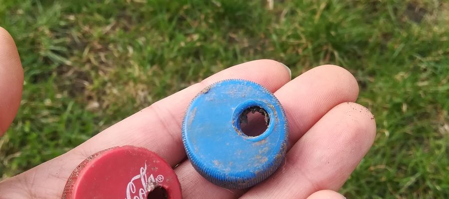 W gąszczu śmieci zalegających na chodnikach i trawnikach Olsztyna najbardziej rzucają się w oczy dziurawe, plastikowe zakrętki po butelkach pet. Przypadek? Raczej nie, tylko wyraźne ślady wskazujące na to, że palenie zioła przez bongo zrobione z butelki jest w tym mieście naprawdę popularne.