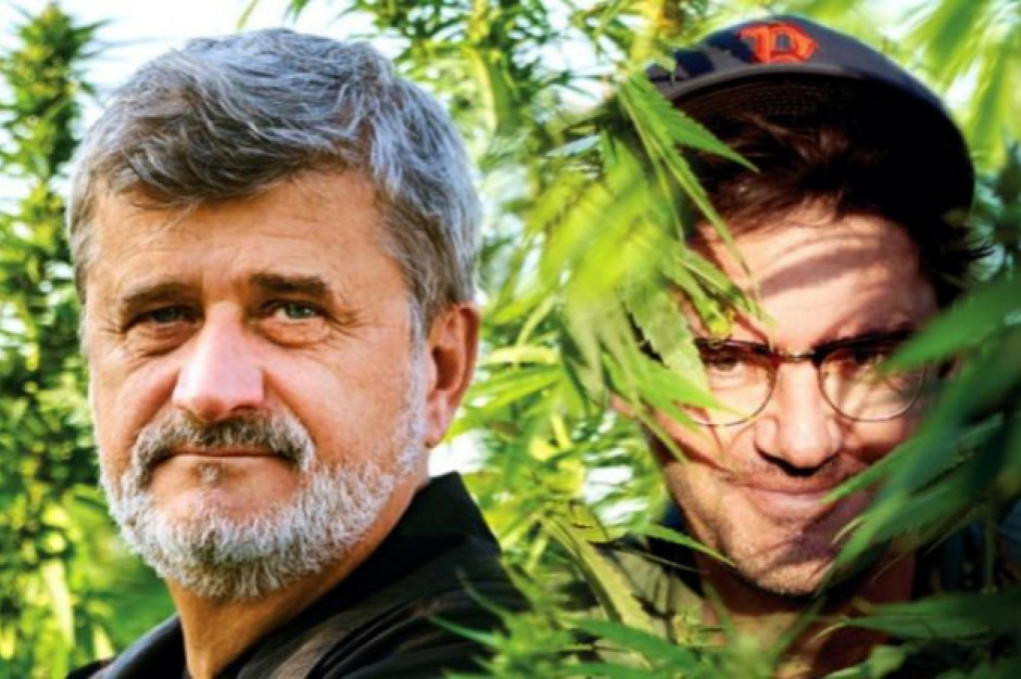 To miało być zwyczaje spotkanie Janusza Palikota z mediami w formie wideokonferencji. Niestety zostało zablokowane przez boty. Powód? W logo nowego produktu firmy BUH Distillery jest konopny liść. Spotkanie miało między innymi dotyczyć promocji wysokoprocentowego alkoholu powstałego w oparciu o piwo BUH – wytwarzane z dodatkiem suszu konopnego.