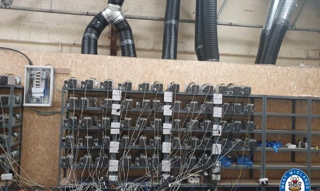 Policyjne śledztwo nastawione na ujawnienie plantacji konopi indyjskich zakończyło się odkryciem kopalni bitcoinów zasilanej kradzionym prądem. Miało to miejsce w Anglii, w hrabstwie Midlands.