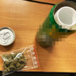 Nie w kieszeni, nie w majtkach, ani w żadnym tajemnym schowku samochodu, tylko w aluminiowej puszce po napoju 43 letni mieszkaniec Piaseczna skitrał zioło. Pewnie policjanci, którzy zatrzymali go do kontroli niczego by nie znaleźli, ale mężczyzna spanikował i oddał marihuanę.