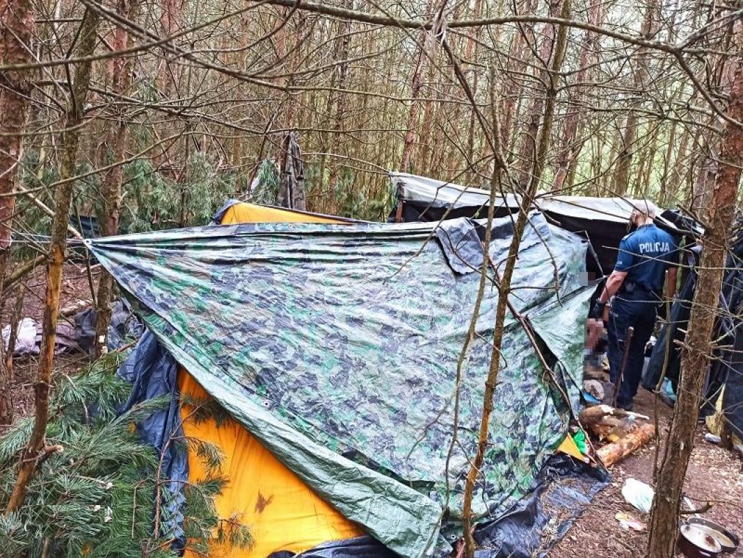W głębi lasu zbudowali namiot. Mowa o 34 i 39 latku z Białej Podlaskiej, których zatrzymali policjanci za posiadanie substancji psychoaktywnych. Jak się okazało w namiocie przechowywali amfetaminę. Z kolei w mieszkaniu 39 latka policjanci znaleźli marihuanę.