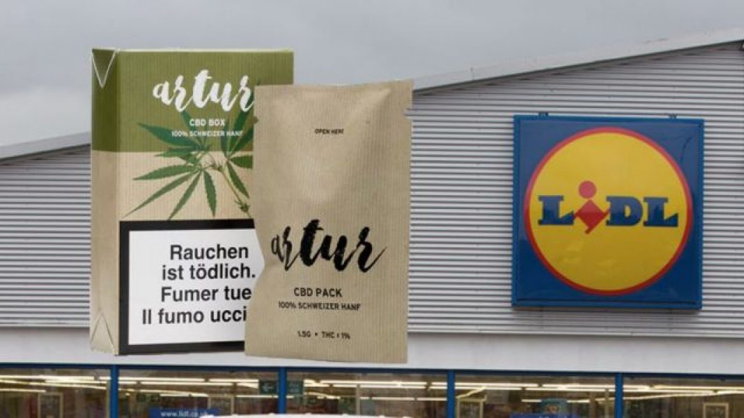W sumie 21 produktów takich jak ciasteczka, przekąski czy napoje energetyzujące prokuratura skonfiskowała w niemieckim Lidlu. Produkty z konopiami indyjskimi, które sieć dopuściła do sprzedaży to efekt współpracy Lidla w Niemczech ze startupem Green Dealers.