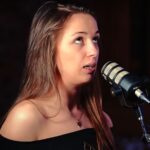 Jest to roślina, która daje mi haj, jest to roślina, która regeneruje moje ciało i pozwala je zakonserwować, ale jest jeszcze roślina, która leczy – wyznaje Naturalna Canna – stonerka, konopna aktywistka, która zioło paliła nawet z odkurzacza, a oprócz tego wyprodukowała pokrowiec na bongo. Na tym jednak nie koniec.