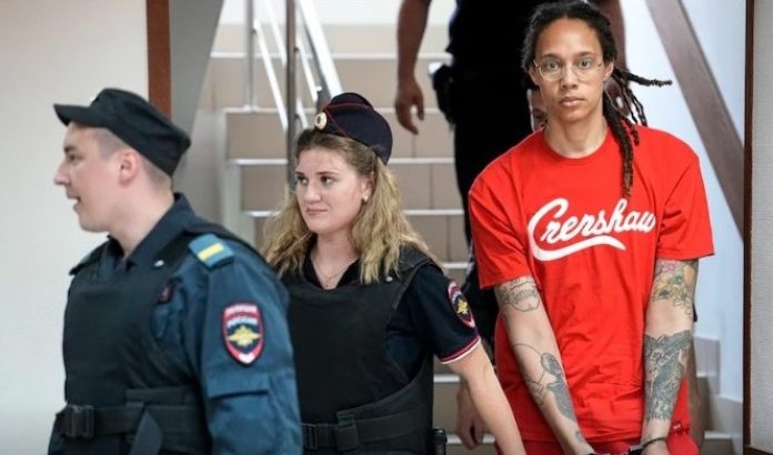 Po trwającym niespełna dwa dni procesie przed rosyjskim sądem, amerykańska koszykarka WNBA - Brittney Griner przyznała się do winy. To pokłosie aresztowania dwukrotnej złotej medalistki olimpijskiej za posiadanie wkładów z konopiami indyjskimi. Teraz grozi jej 10 lat w rosyjskim więzieniu.