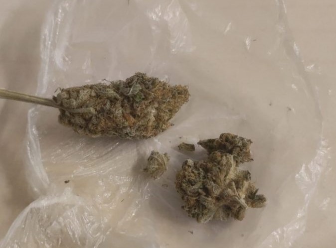 Zamiast interwencji policjantów akcja ratunkowa. Wszystko dlatego, że 28 latek na widok policyjnego patrolu zaczął się krztusić. Znaleziono przy nim zioło, ale trzeba było mężczyznę ratować i wezwać karetkę.