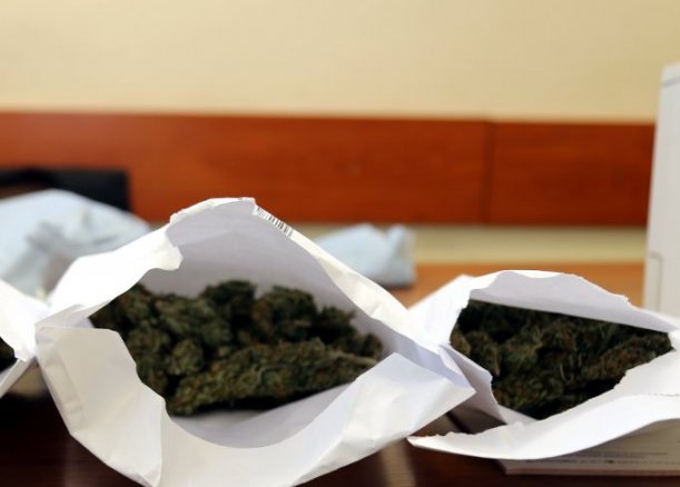 Miał przy sobie 200 gramów zioła i nie miał zamiaru oddać towaru ścigającym go policjantom. 17 latek z Kartuz (woj. pomorskie) nie dość, że szarpał się z policjantami, to jednego z nich uderzył z byka.