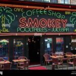 Regulacja łańcucha dostaw konopi indyjskich do coffe shopów w Amsterdamie to eksperyment rządu, który chce wprowadzić stolica Holandii. Rada Miejska Amsterdamu chce wziąć udział w programie, który holenderski rząd chce uruchomić w 2024 roku.